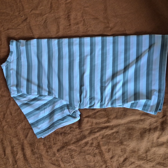 Carve Designs Cropped Rashguard - Picture 2 of 4